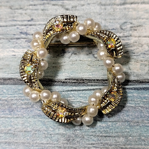 Elegant Gold and Pearl Jewelry Bundle - Picture 3 of 8